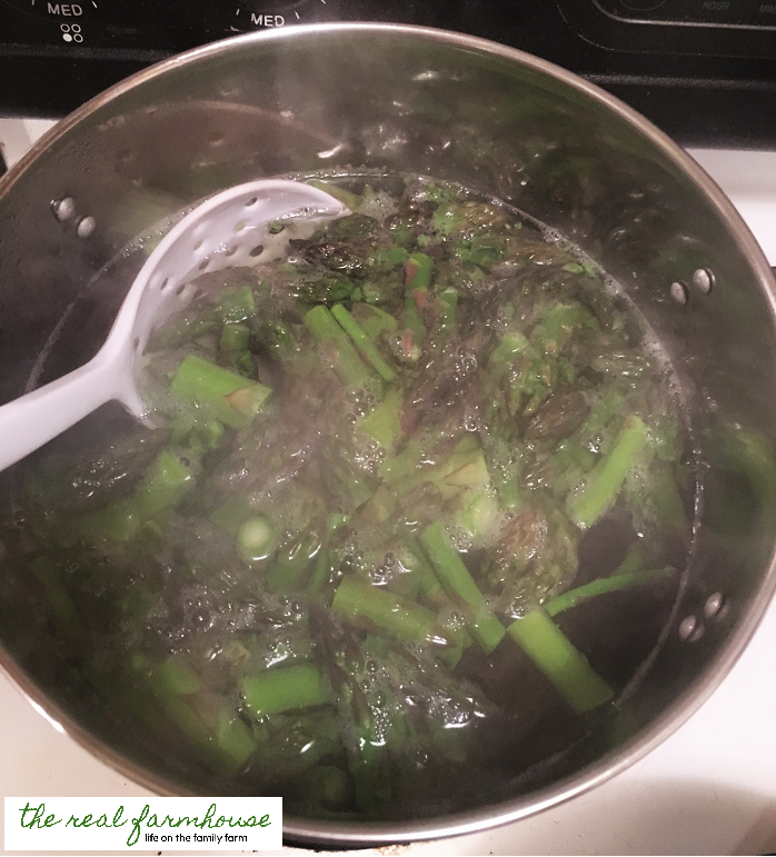 What to do with ALL THAT asparagus .... FAST!!! How to freeze asparagus super fast.