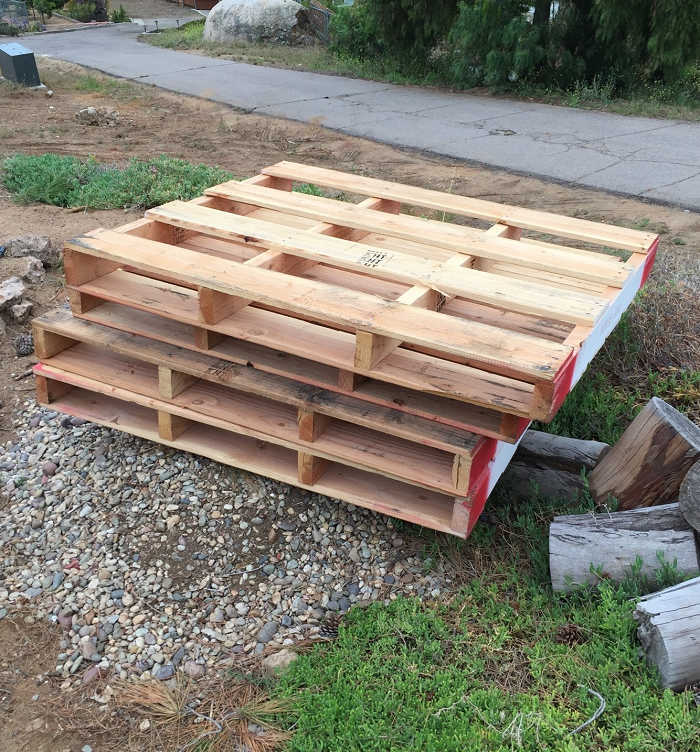 DIY compost bin from pallets and zip ties