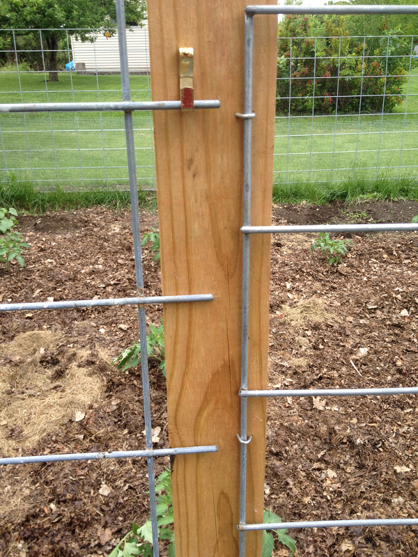 DIY garden fence with a swivel to open anywhere you want