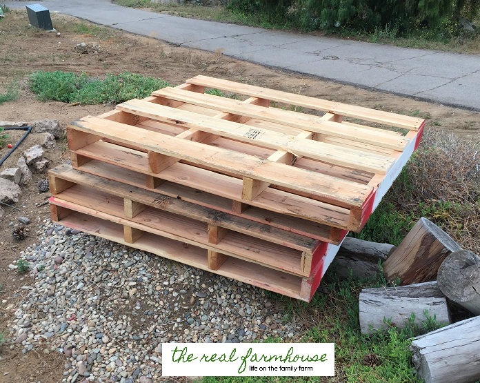 DIY 10 minute pallet compost bin. Quick and easy classy looking compost project
