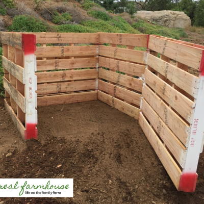 DIY 10 minute compost bin from pallets