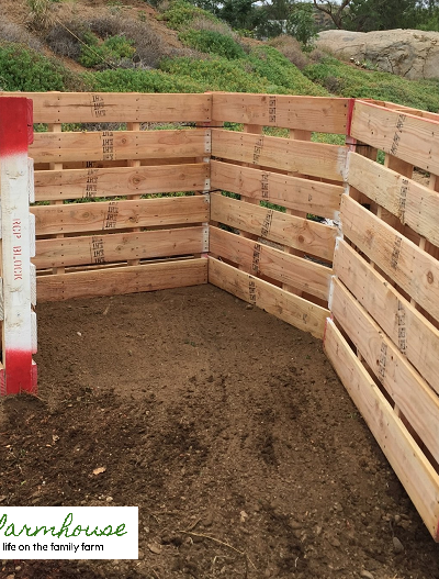 DIY 10 minute compost bin from pallets