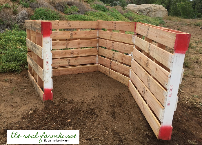DIY 10 minute compost bin from pallets